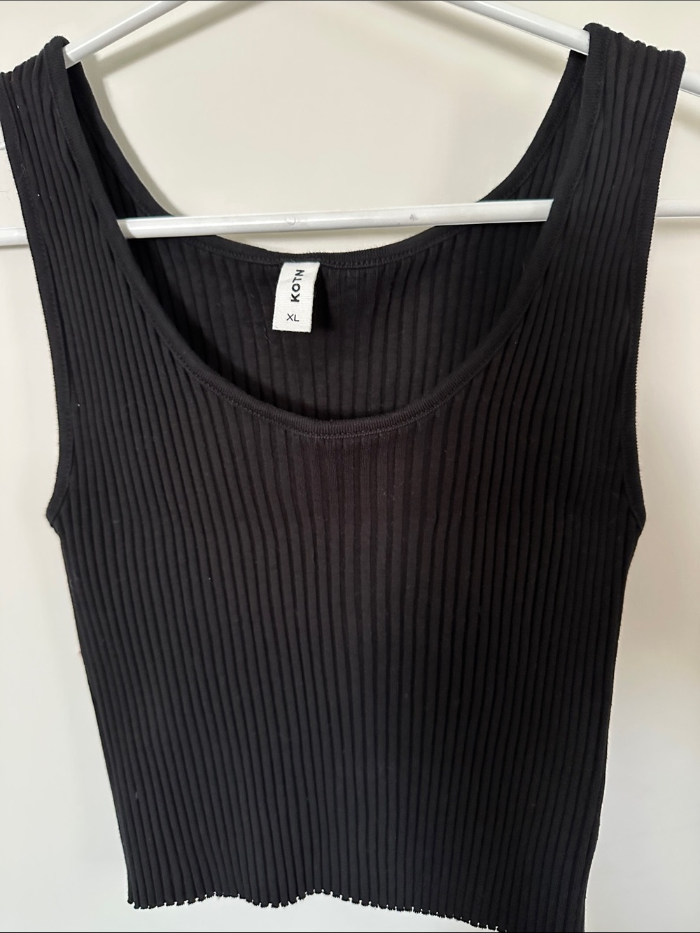 KOTN Women's Black Ribbed Scoop Neck Cropped Tank